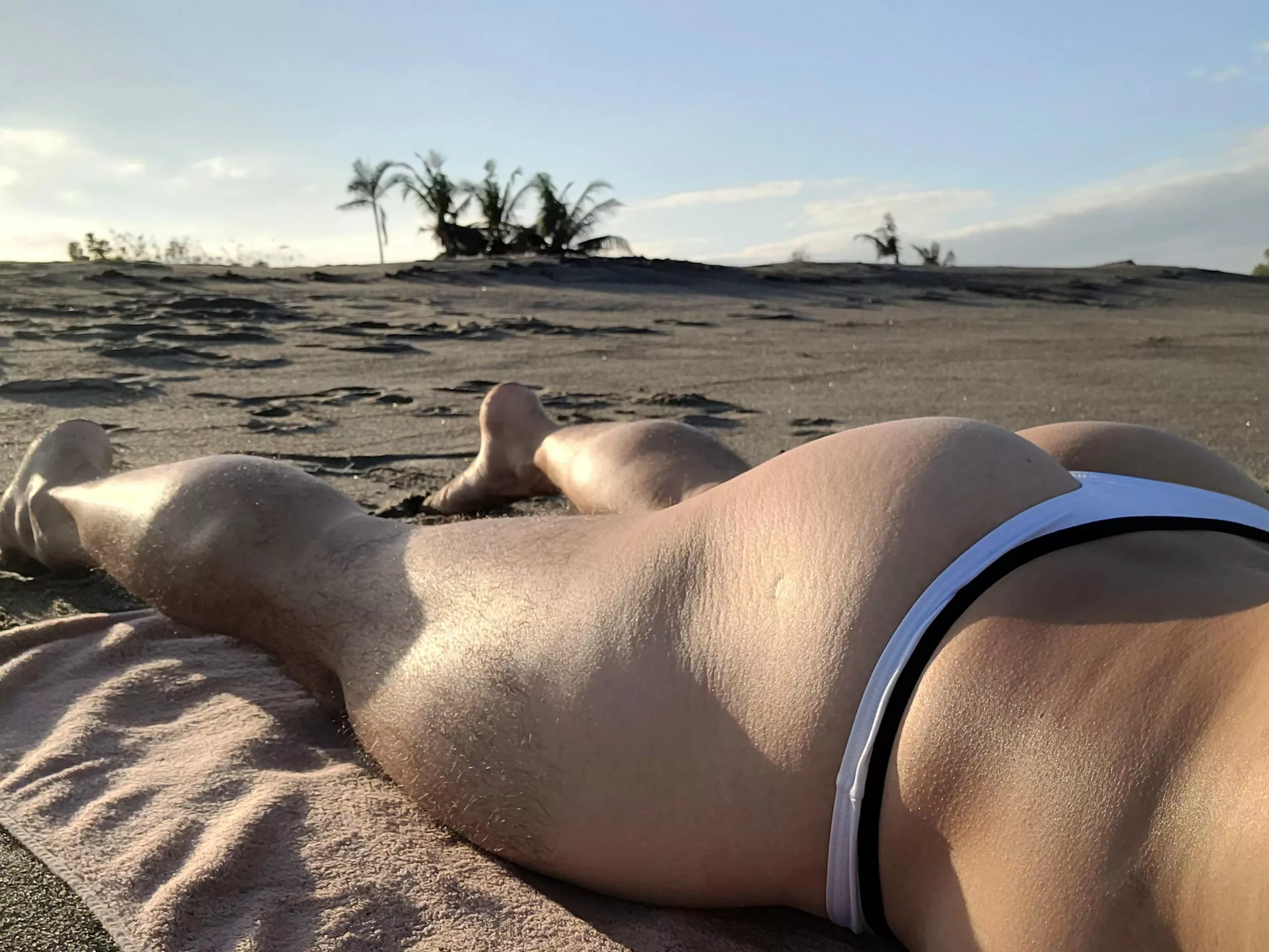 Suns out, Buns out! 🏖 posted by jazzie_fizzle