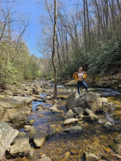 Thought I could add a bit to the scenery 🥰 by bumbleb33_toona