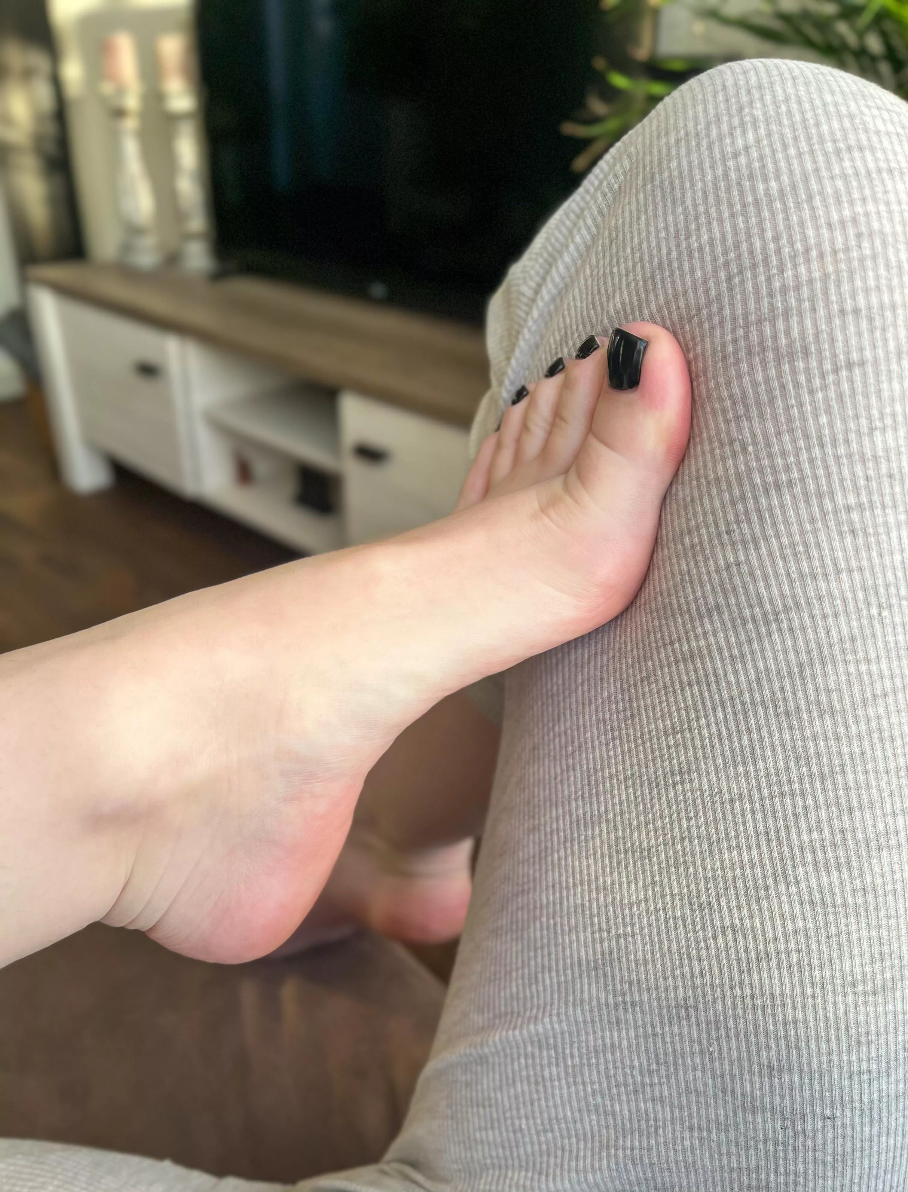 What color on toes really makes you want to suck them? 😜👅 posted by Myla_feet