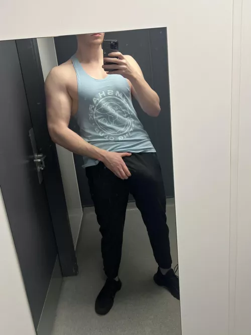 Wore thick sweats to try hide my bulge but I don’t think it’s working by bwcxxl