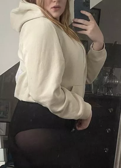 You definitely stopped scrolling to look at my ass, didn’t you? by blueeyedgirlfriend