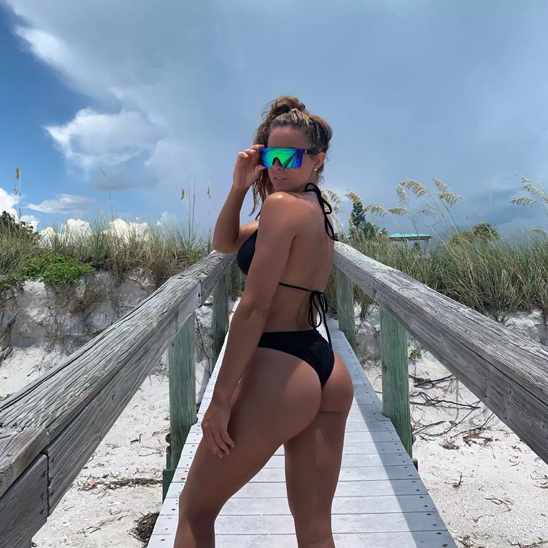Booty and shades posted by Wallydinger123