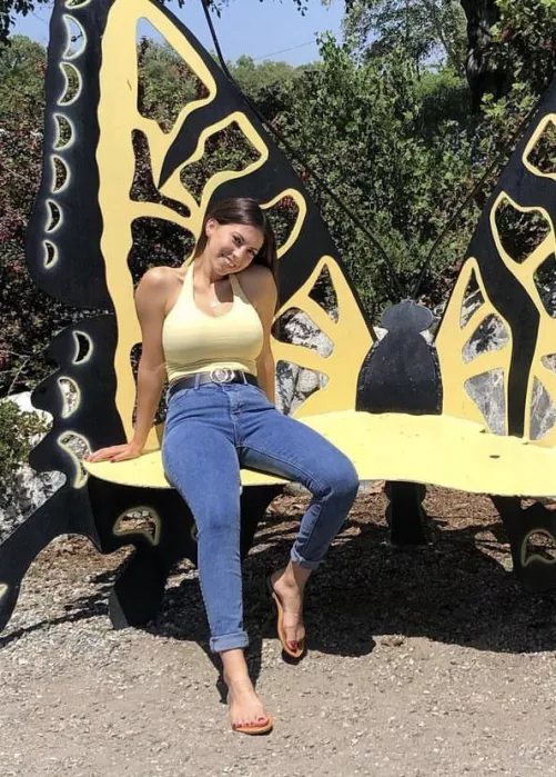 Busty in yellow by anonymous123456_