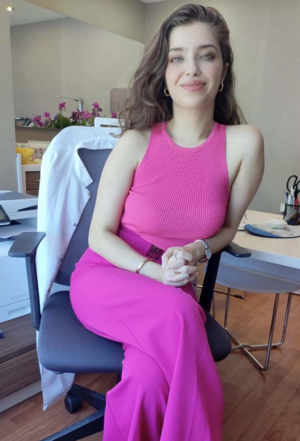 Hey! I’m waiting my boss in office🫦🫶🏻 posted by zeyozkan