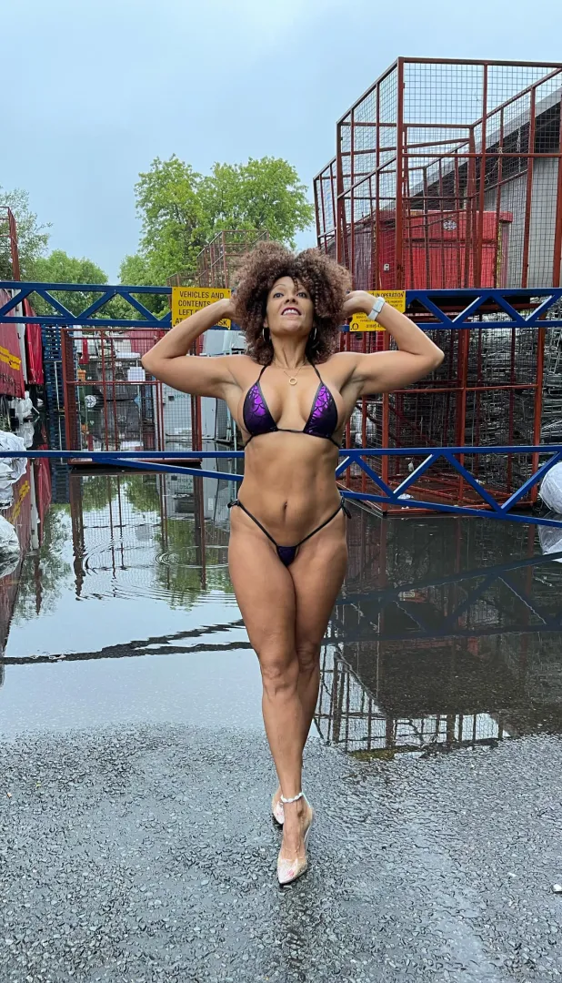 Hot MILF posted by Funwithdandd