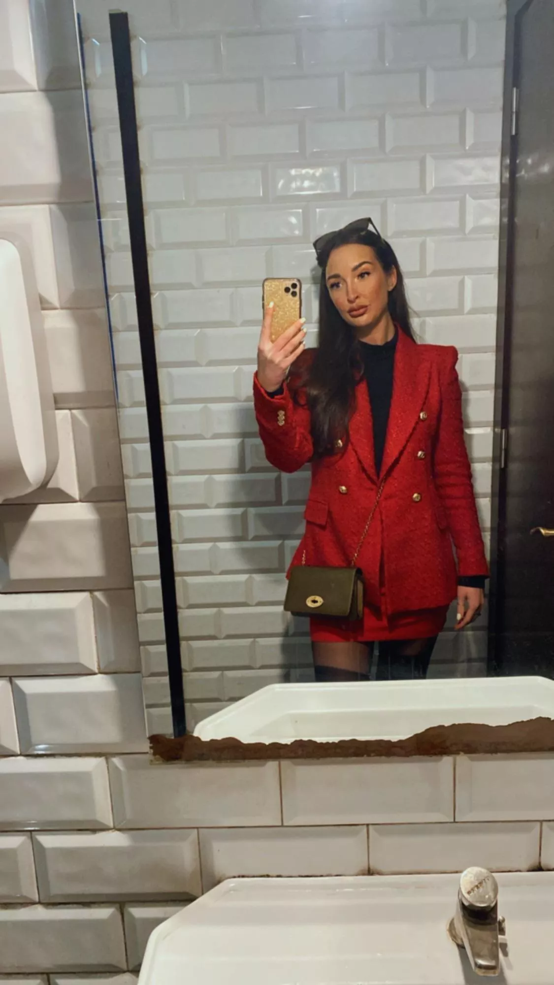 I never wear pink but I think it suits my brunette hair posted by lauriejayb