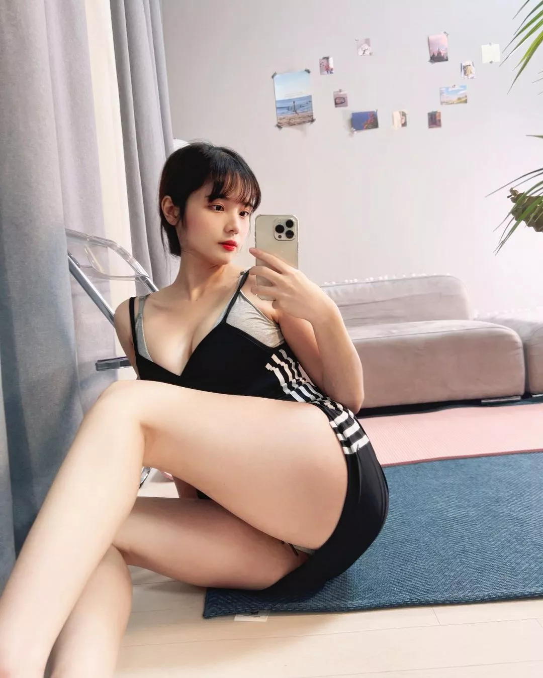 Legs on show posted by Majestic_Painter8660