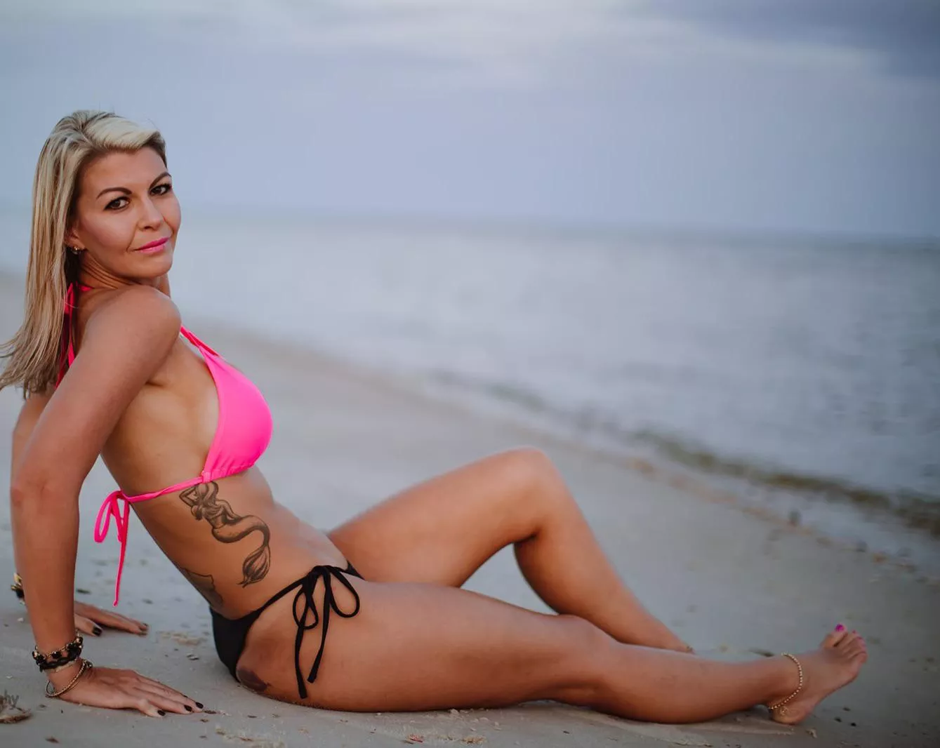 Love my 39 year old MILF legs! Hope you don’t mind me sharing them! posted by fitnesswife1983