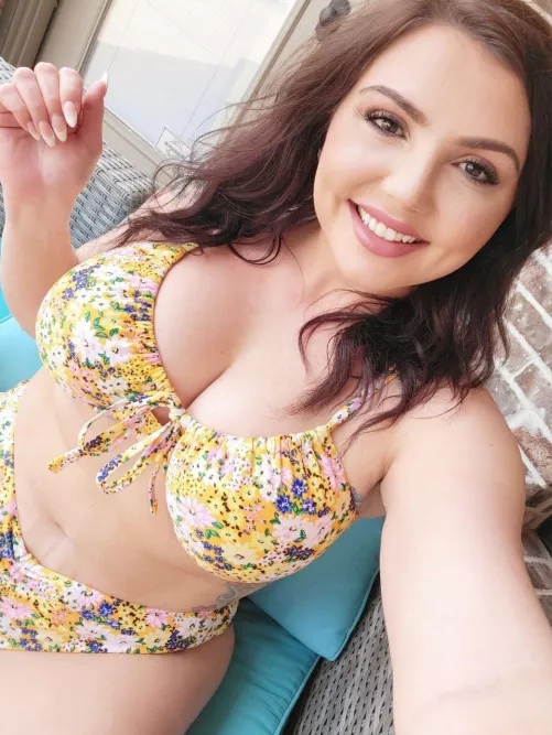 Milfs in bikinis all summer long.. by CoyWilderx