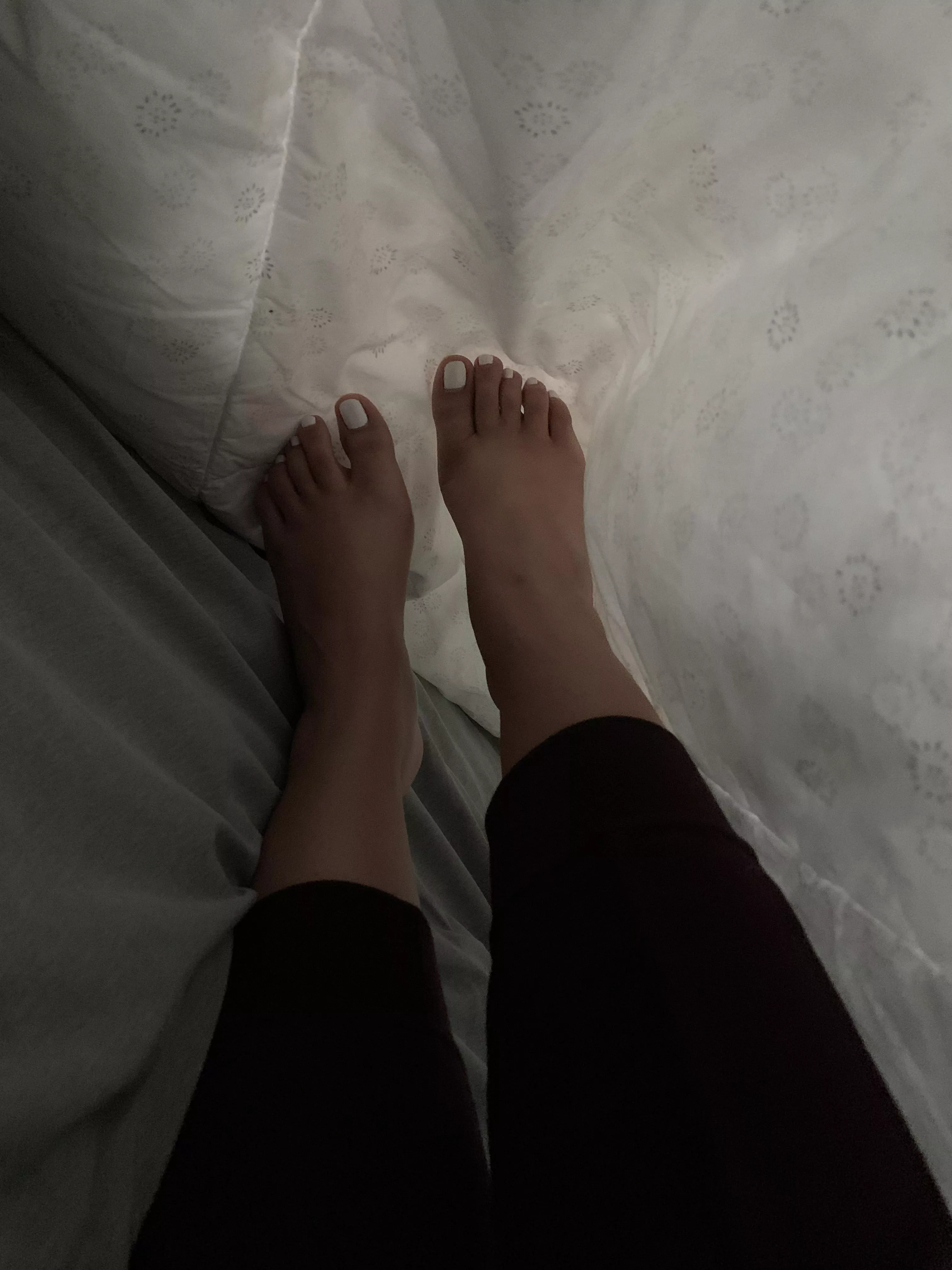 Morning lazy feet 🥱 posted by Summerlove_06222