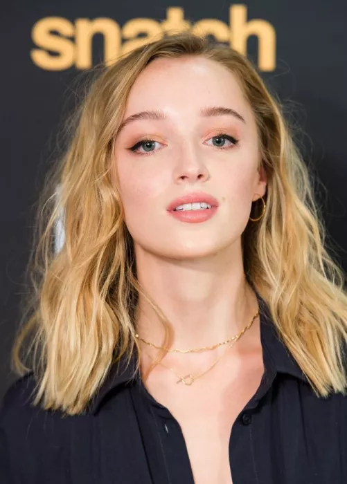 Phoebe Dynevor by Breathlessbeauty
