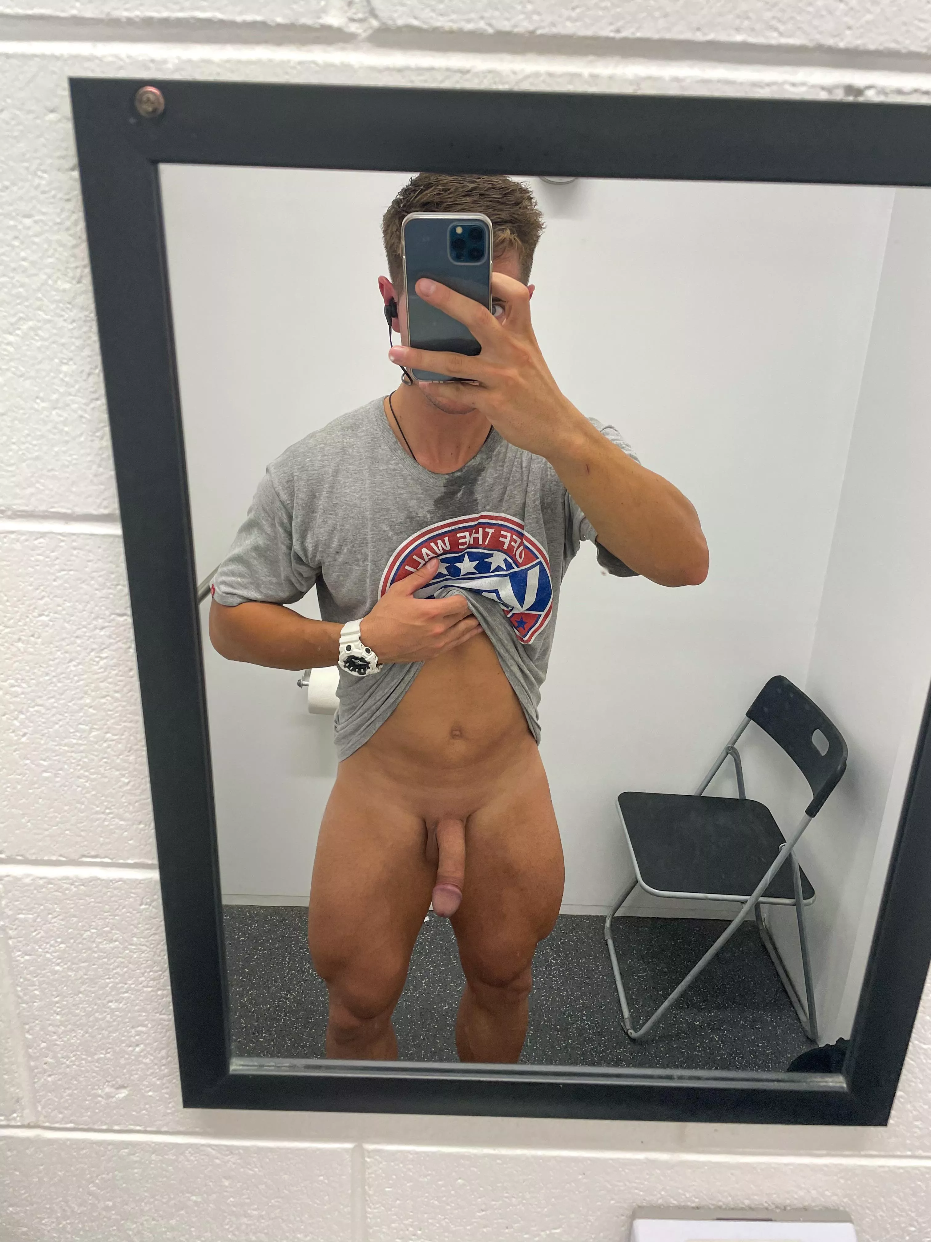 Posing in the locker room 👀 [M] posted by Aldo_Foreman