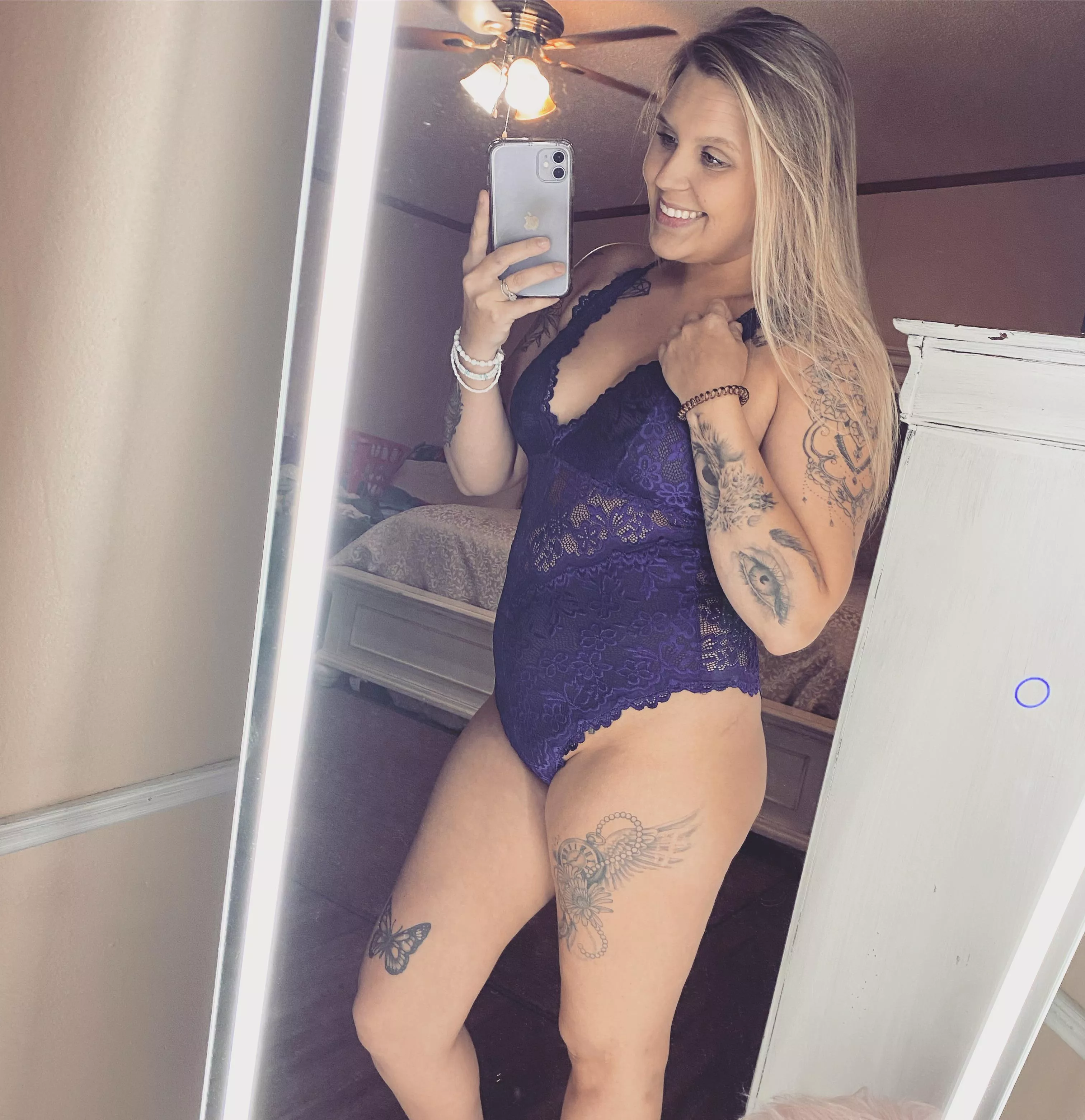 This milf is so ready to enjoy the weekend;) posted by breeetheblondie