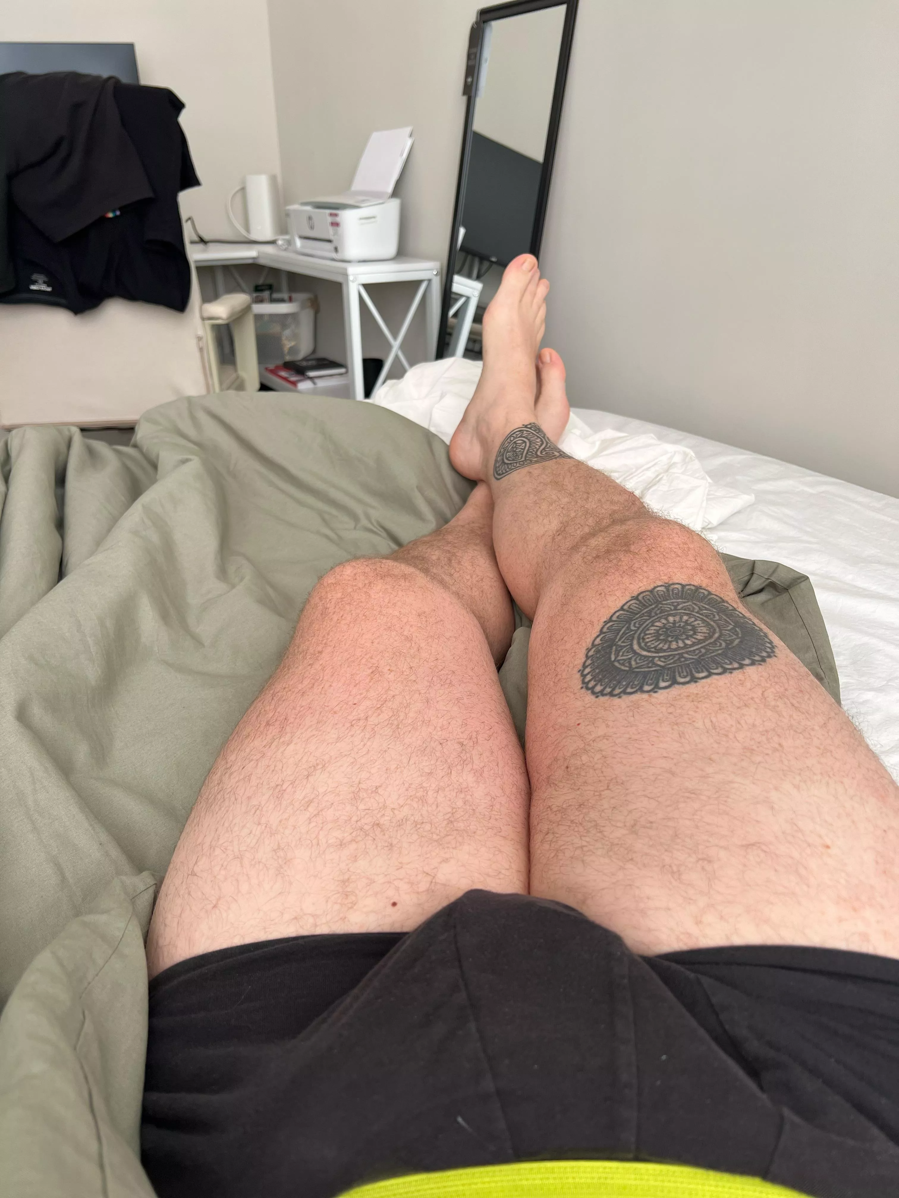 40 m British guy in the US dad bod beard hairy chest looking to chat and trade now sc glitterbearuk posted by GlitterBearUK