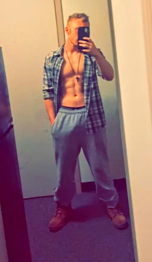 anyone make this soft bulge go hard for me? 😜 by theyunghung23