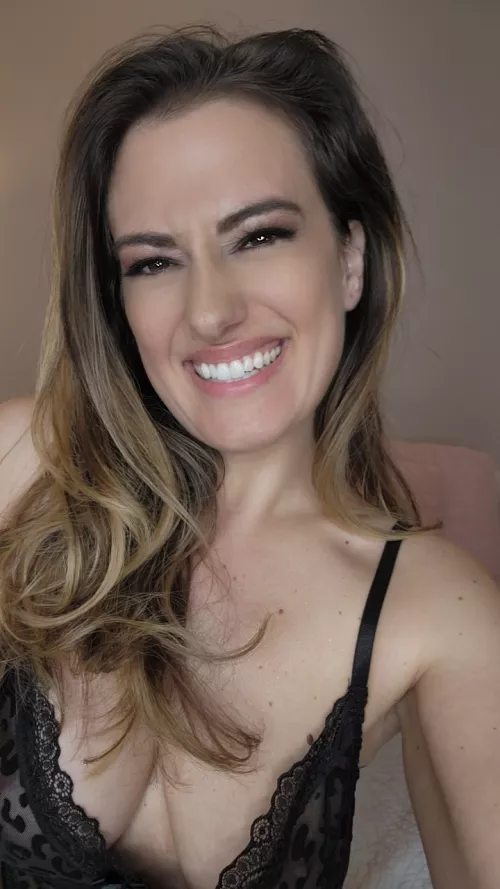 Can this milf make you smile? by shann_nnanigans