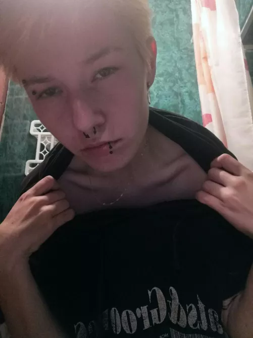 collarbones are my favorite body part by shortlyhurtle