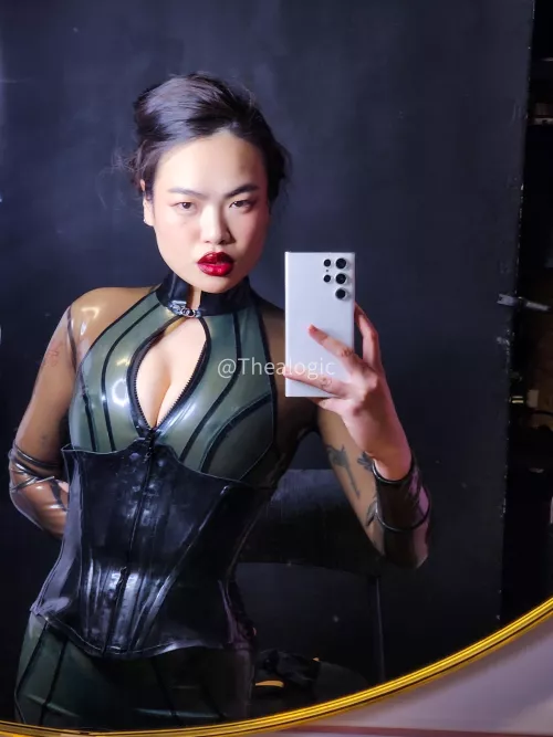 Come tighten my corset by THEALOGIC