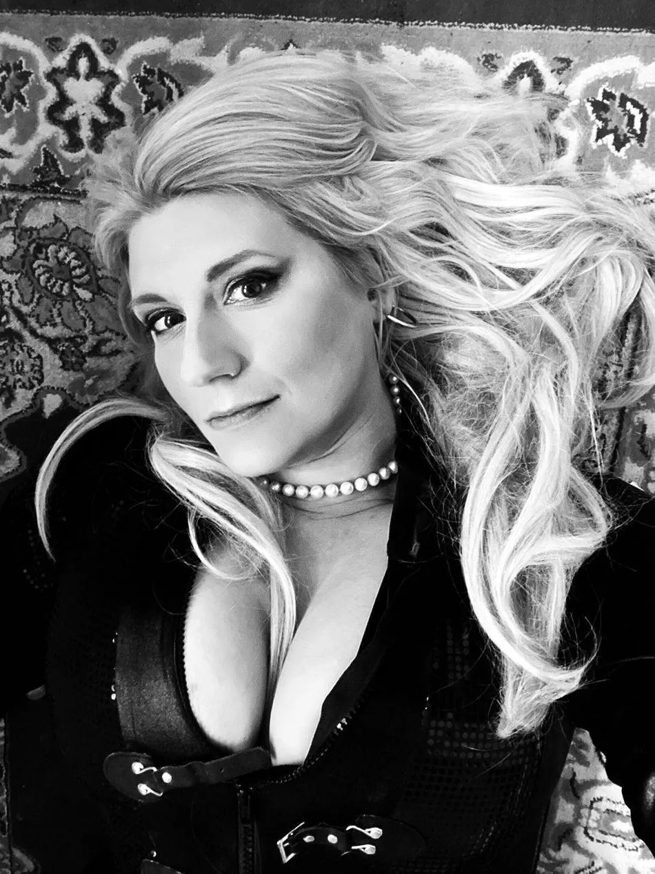 Elizabeth posted by Naive-Ad-6148