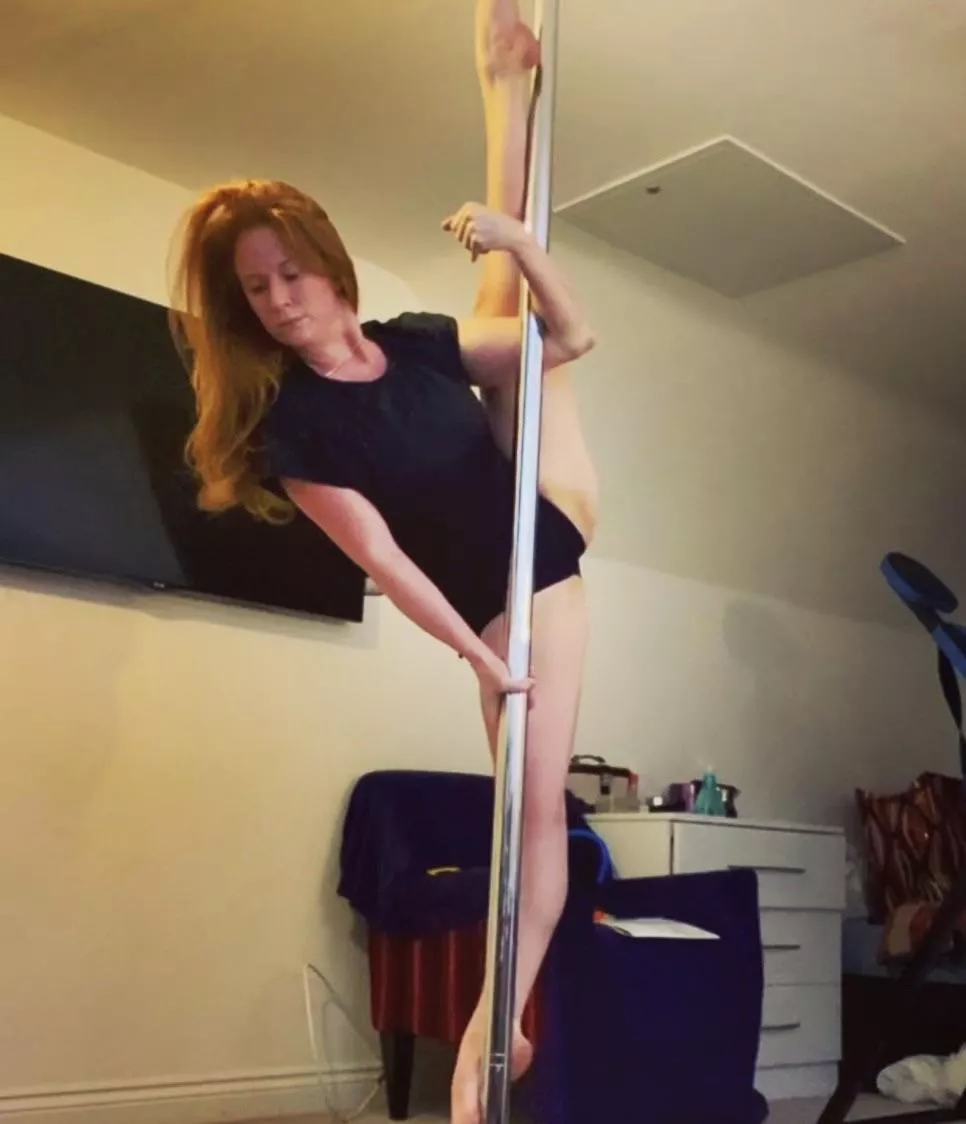 (F) Pole Splits 🤸🏼‍♀️ posted by GingerPollyAnna8669