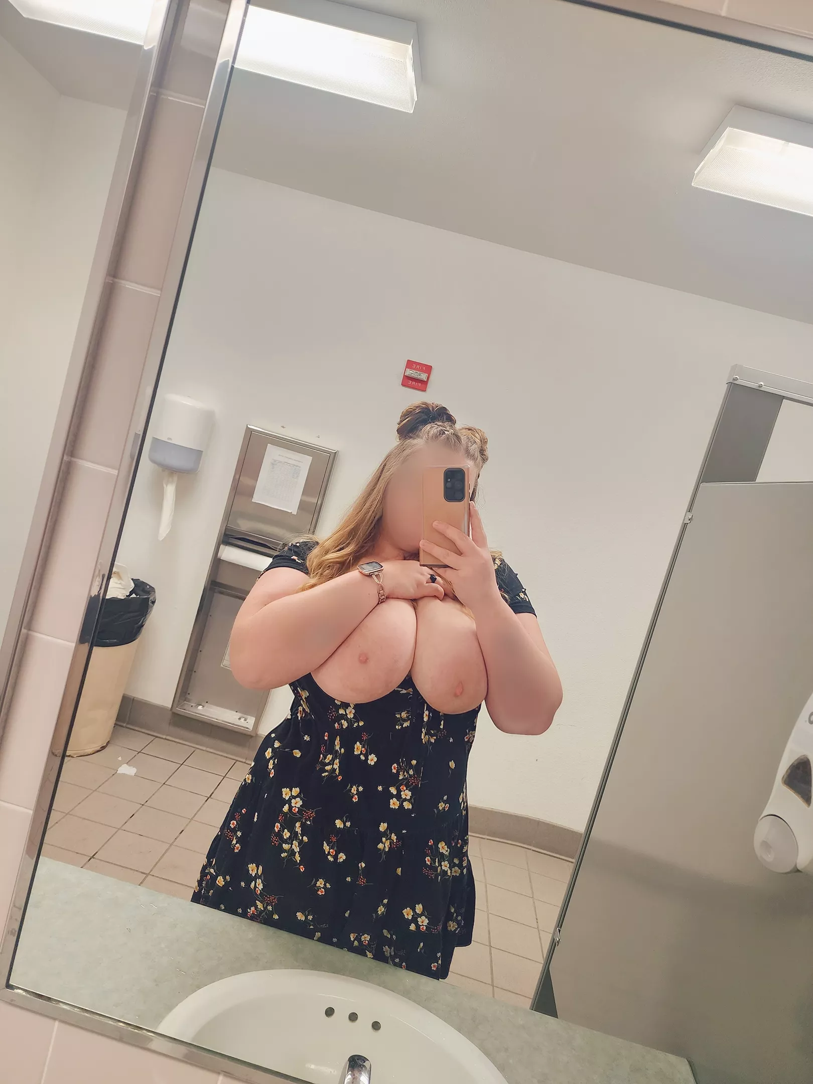 Flashing Friday. Hope no one walks in on me 😈 posted by jewelsinthedesert