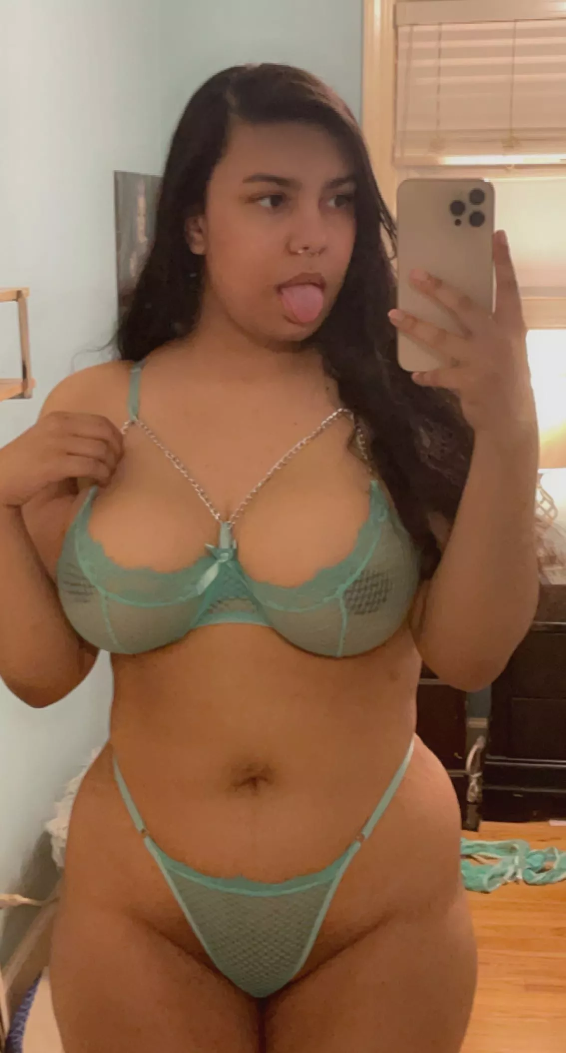 Hypnotizing you with my curves, is it working? posted by Ekayos