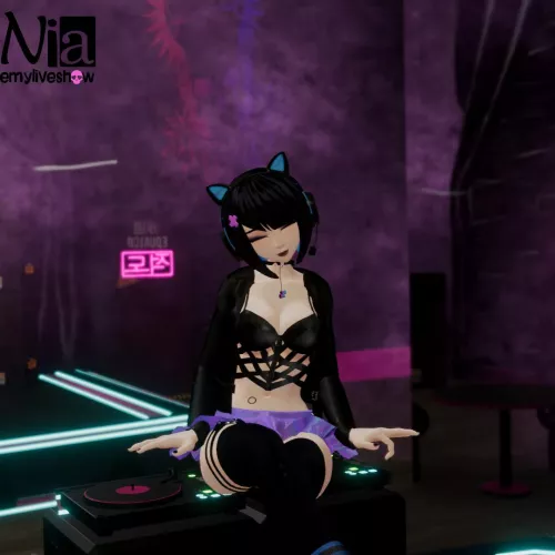 I don't think I'm doing this whole dj thing right....👀 https://chaturbate.com/emyliveshow by EmyLiveShow