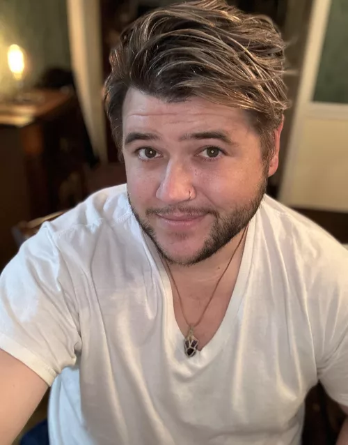 In a world full of faceless bodies and torsos be a smiling face.. by Somewhat-unbothered