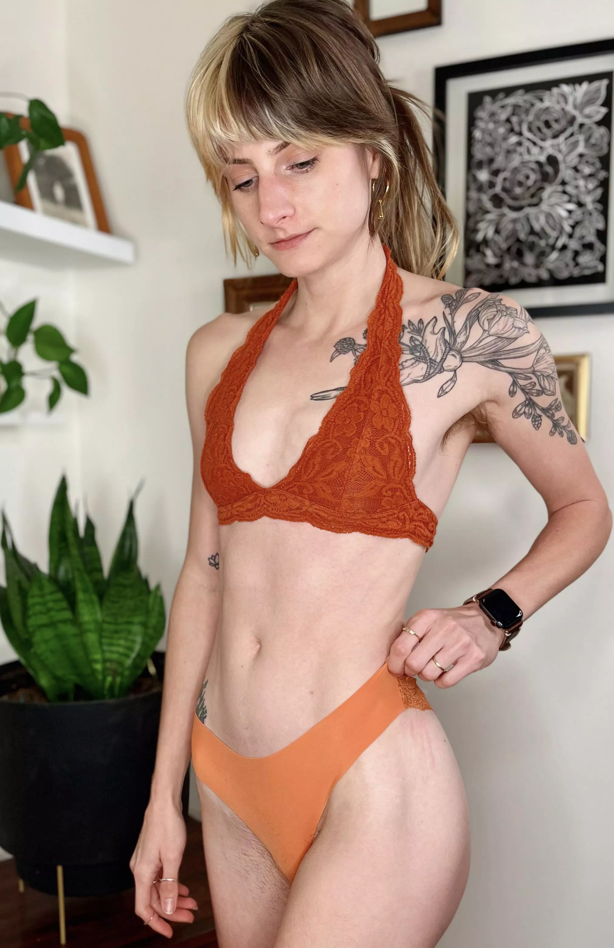 Justa little peek posted by stoneyghostkitten