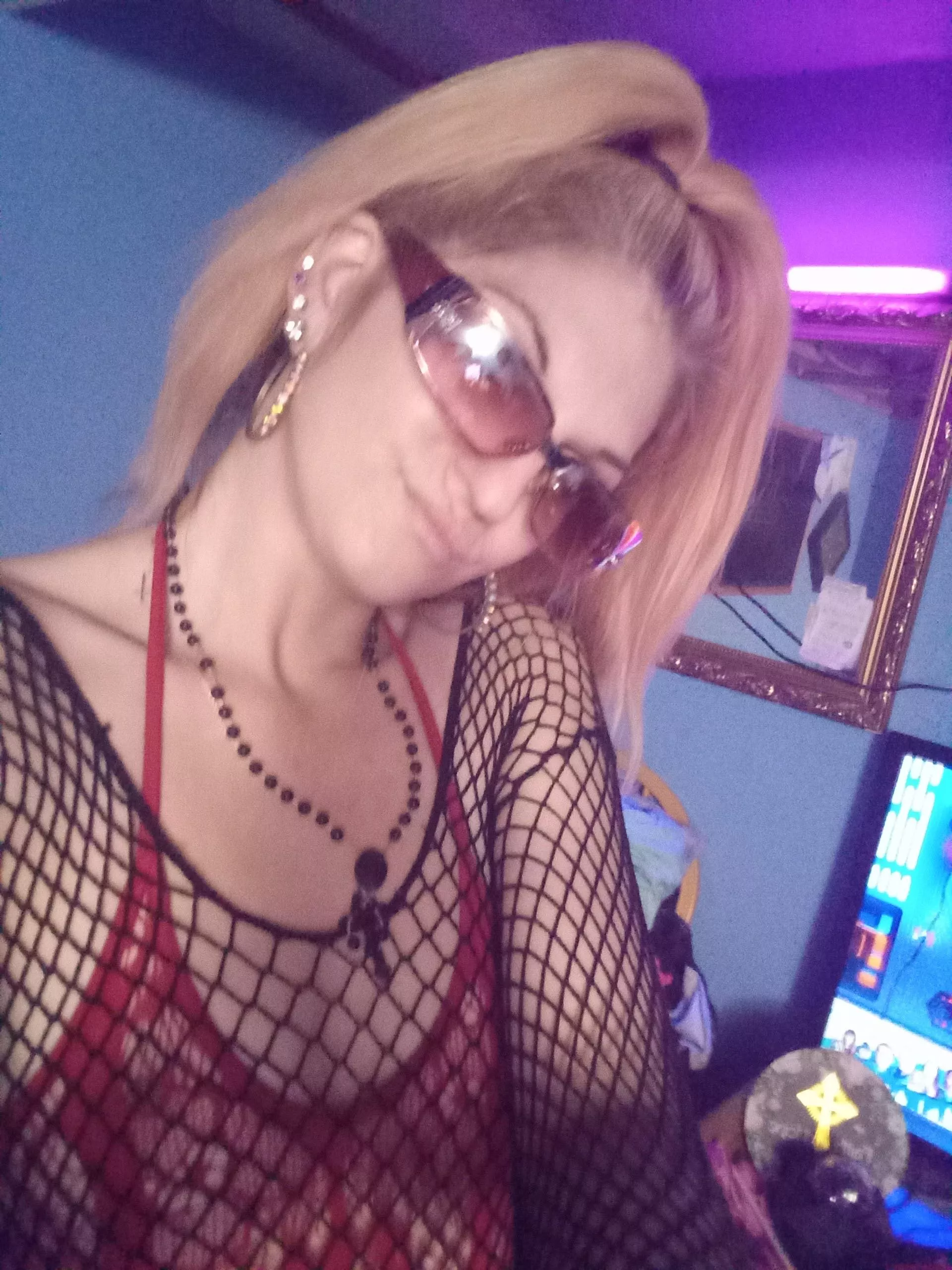 let me show u how naughty I can be 😉 posted by Acrobatic-Common-659