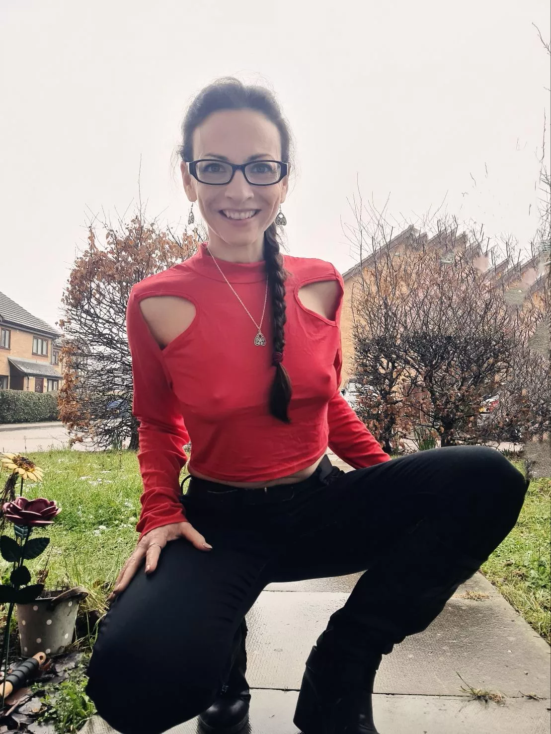 Nothing can beat a red top for a brunette - me thinks 😄 49F posted by Hotmilf_Rose