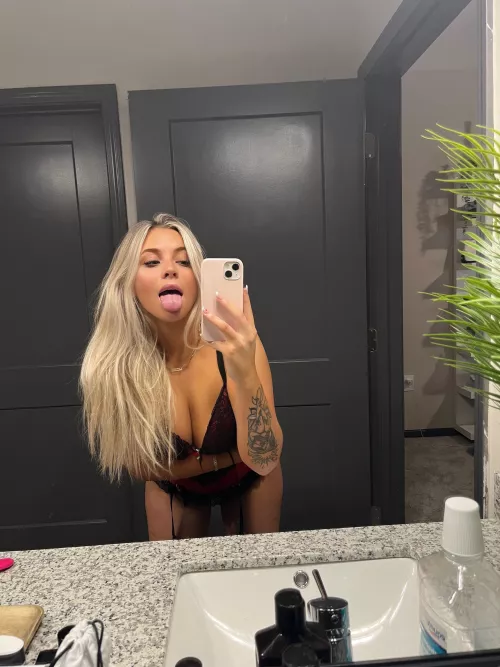 React if I can send you pics like this ;) by Tiny_Mighty6969