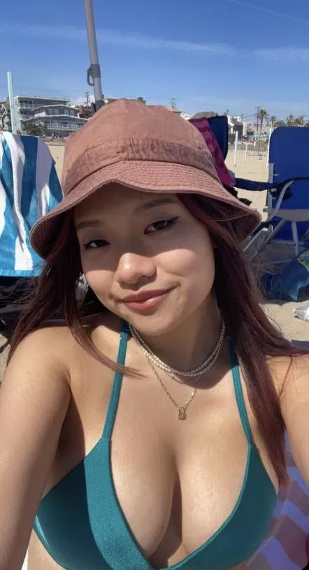 taiwanese girl by the beach posted by Arabica911