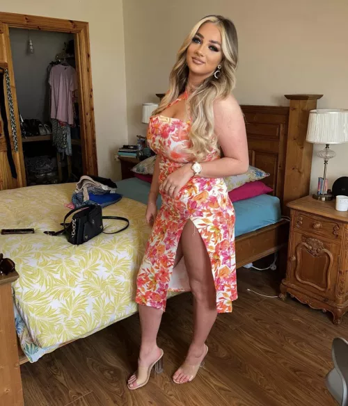 Thick and curvy by 69sussychungus