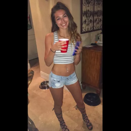 Who wears short shorts (and a crop top)? by Gstringlover2021