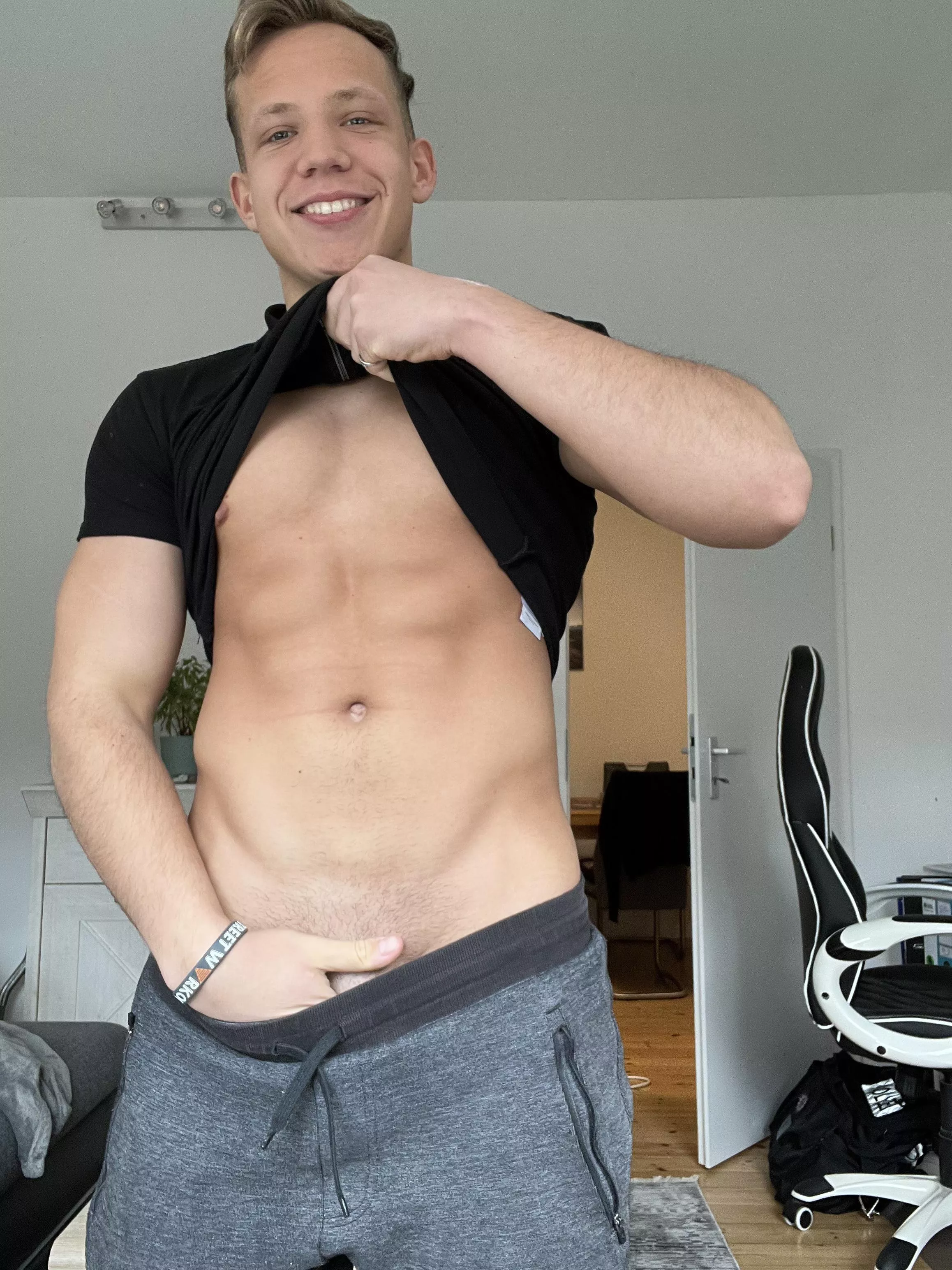 [20] Who wanna join my hand😈🤫 posted by Henry3182