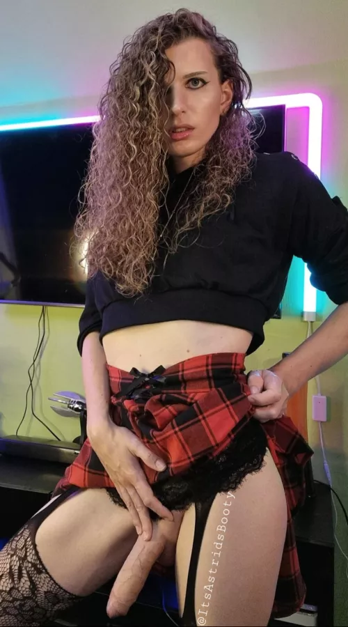 Anyone wanna help me get off? I promise you'll get a big reward 😜😘💕 by AstridsAsshole