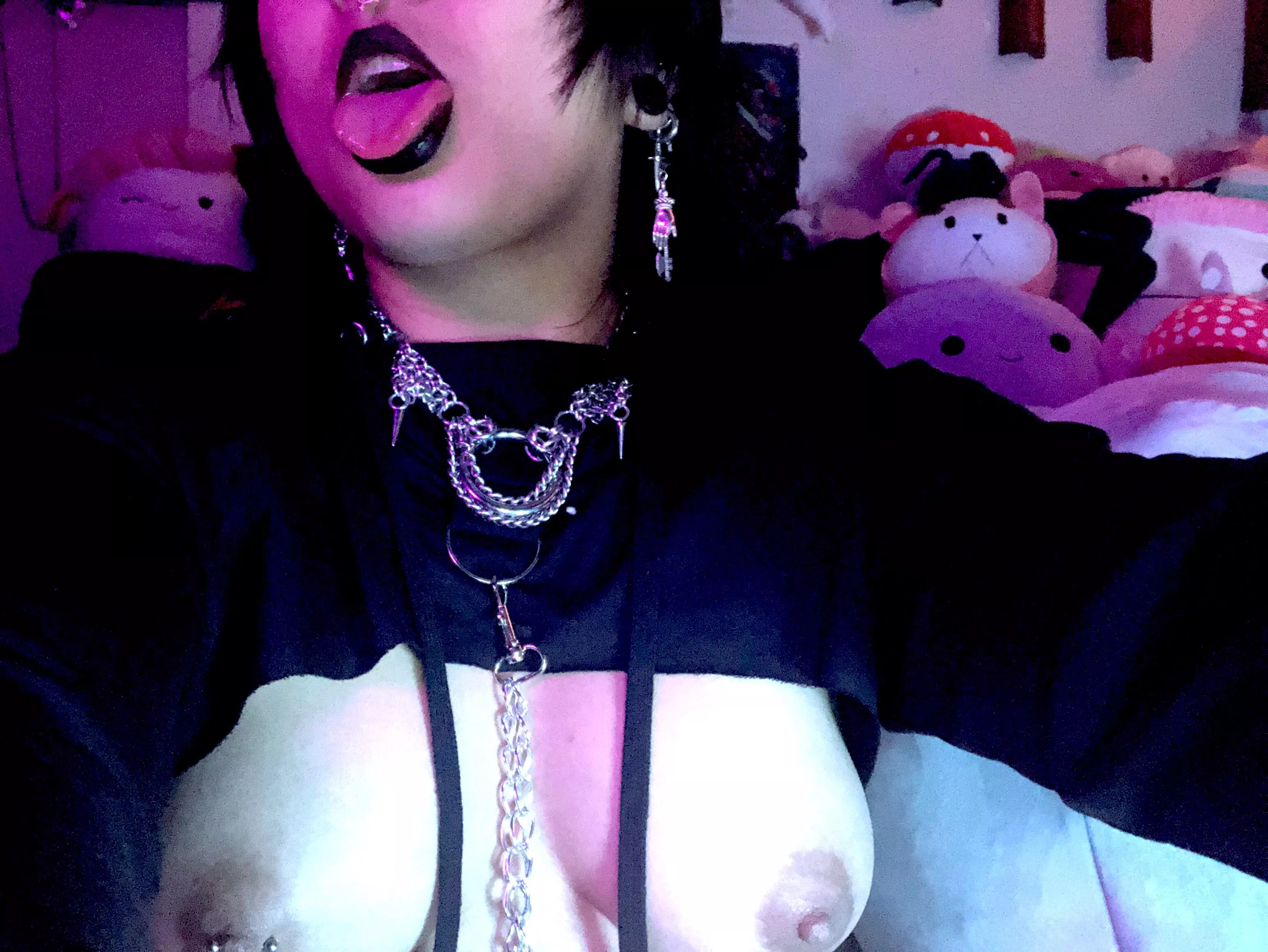 Cum on this tongue daddy🖤😈🖤 posted by knowfacehaze