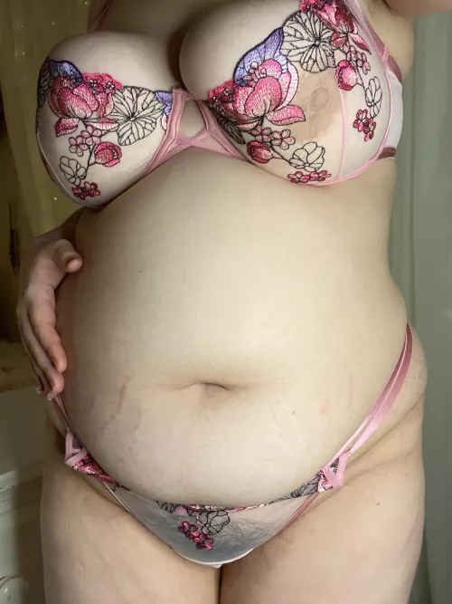 i even look round from the front<3 so overstuffed by aphroditestummy