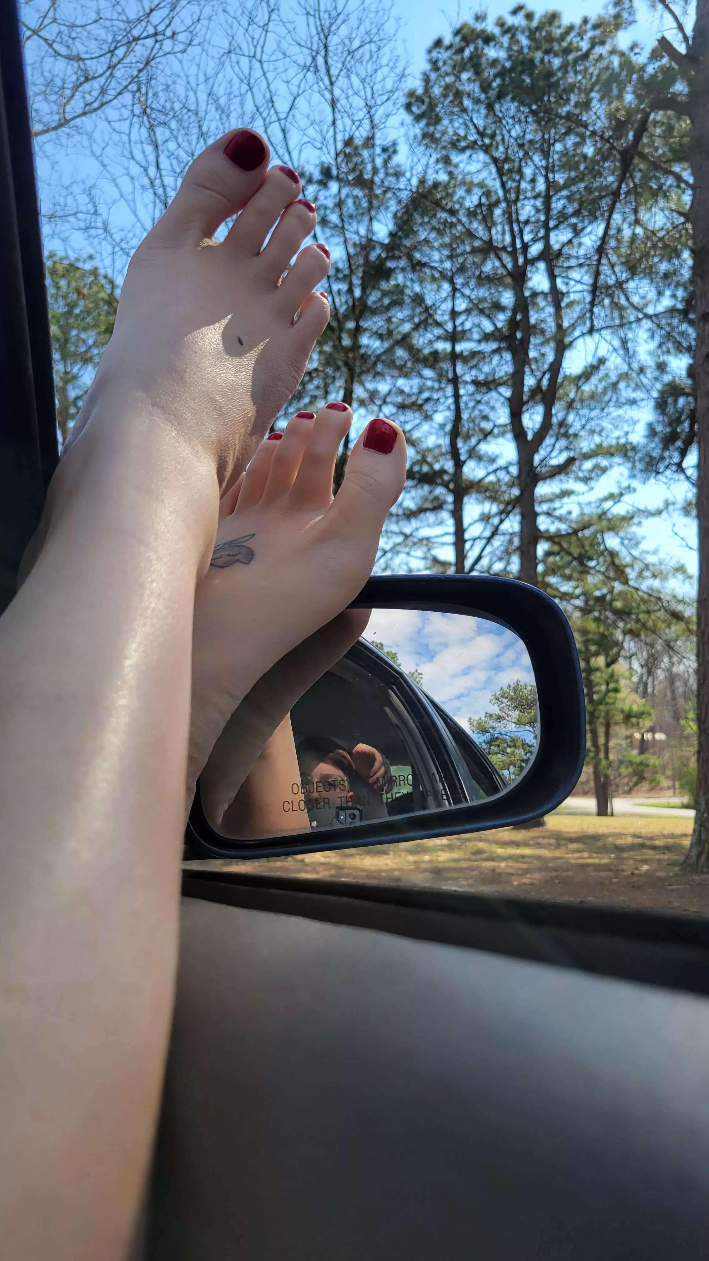I love to feel the wind between my toes posted by Enby_Bunny_Goddess