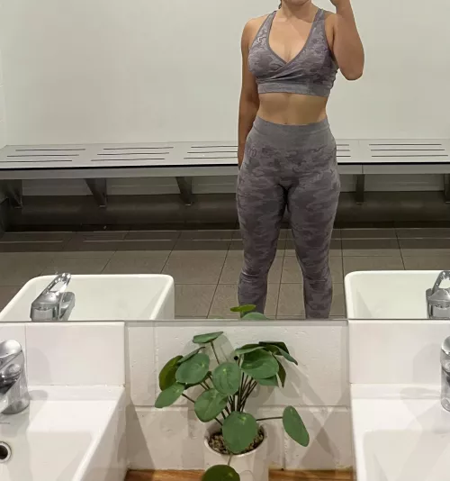 It fits so nice on my thighs by SkylaRosy