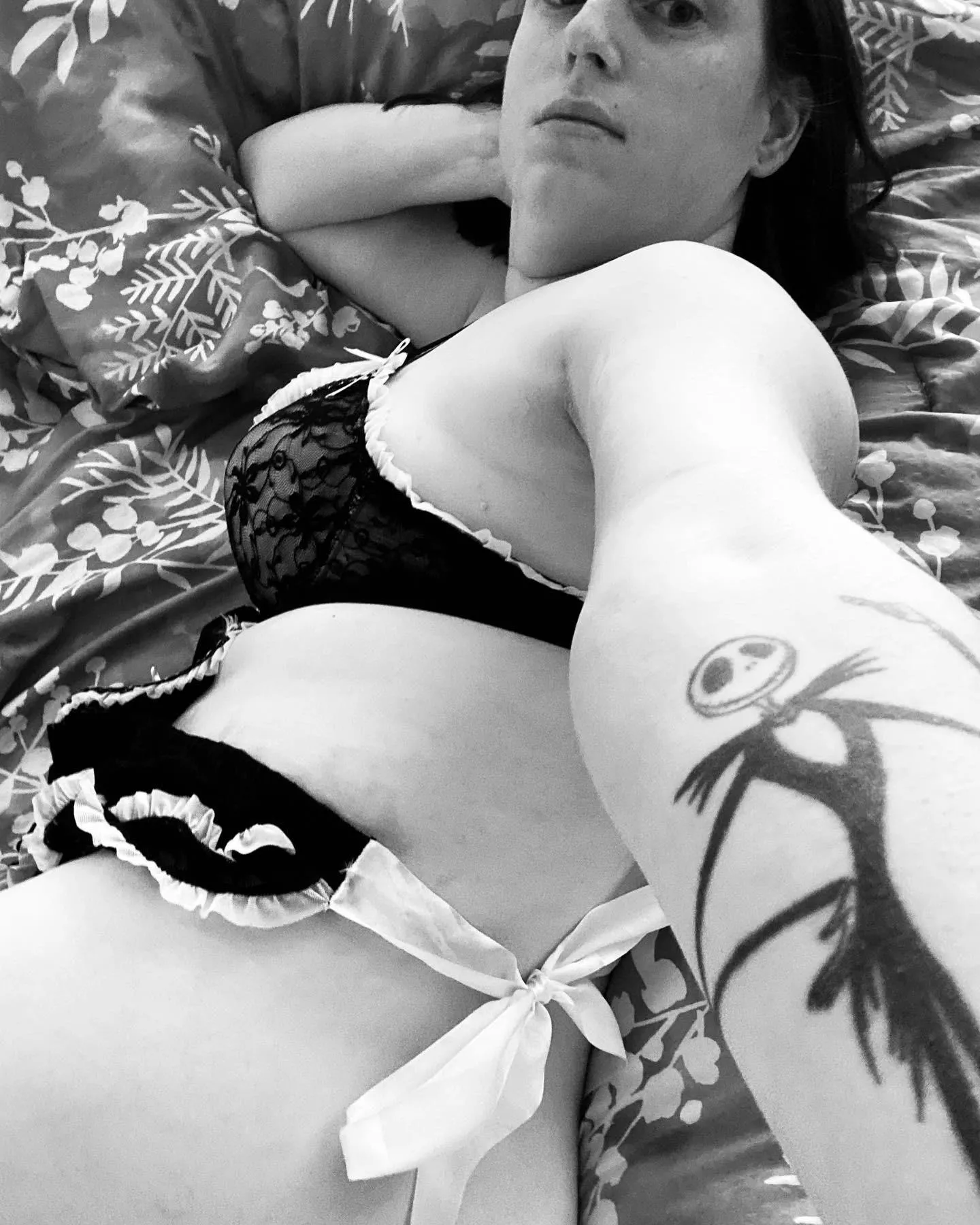 Lesbian goth milf with a bratty attitude 🖤 posted by Nerdyqueen92