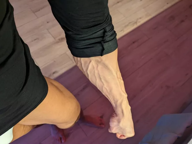love flexing my veiny forearms! by AndrewAD9