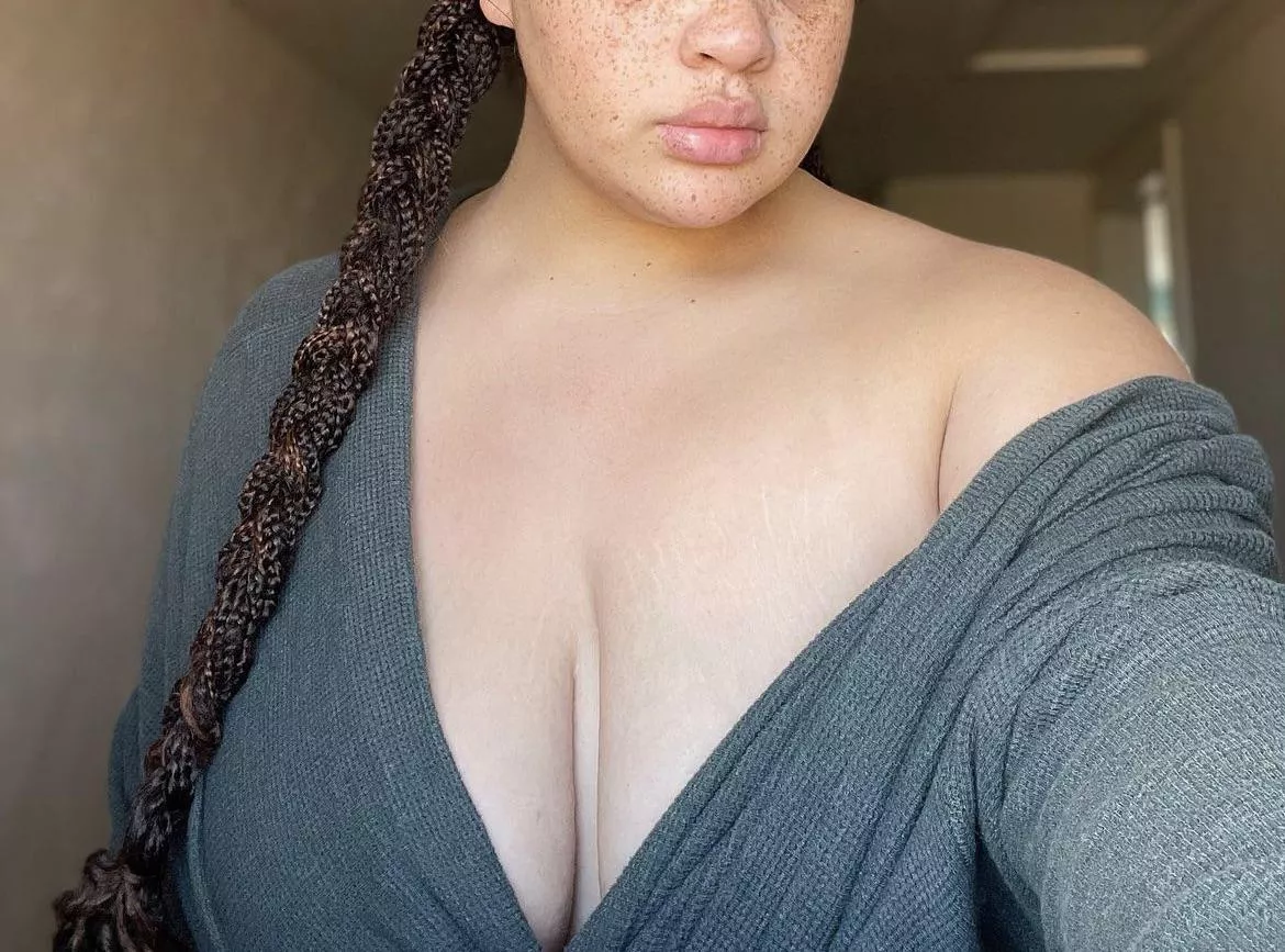 Sunday = cozy at home posted by throw4showww