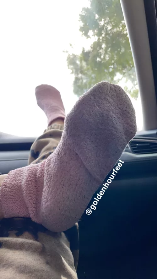Who likes fuzzy socks? This pair could be yours💘 by goldenhourfeet