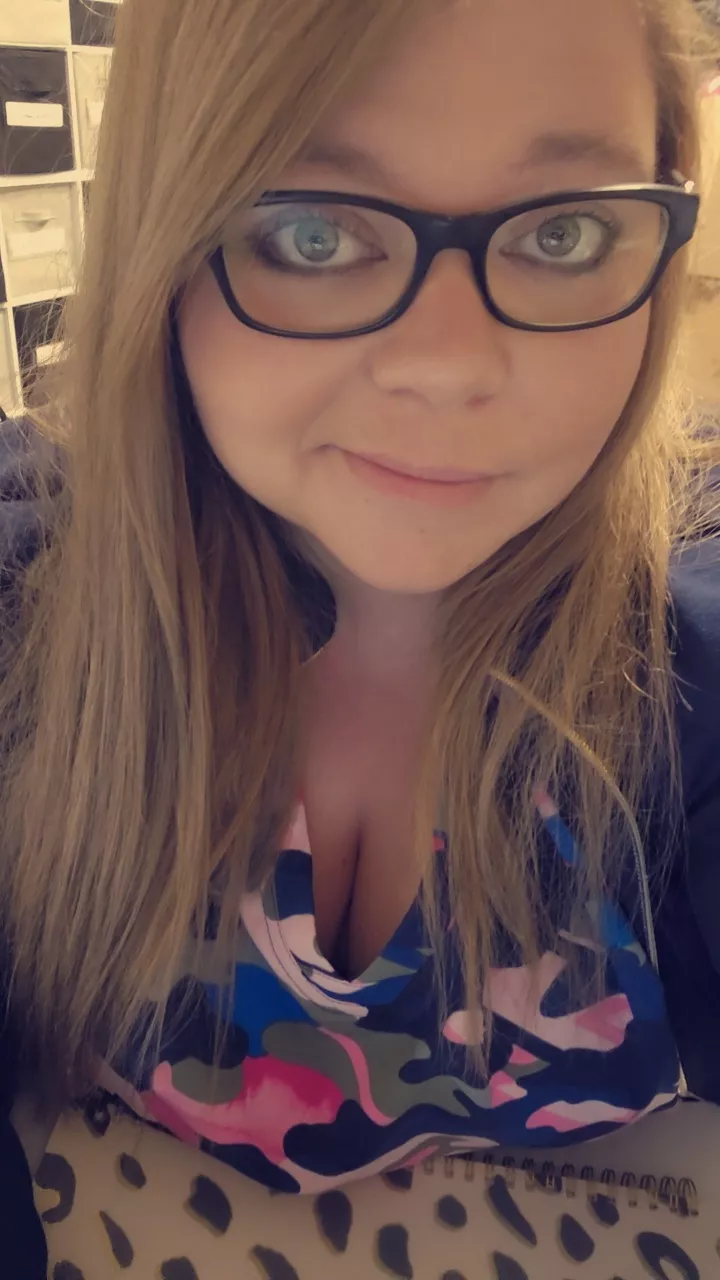 bored @ work, keep me company 😛 posted by Zealousideal_Body169