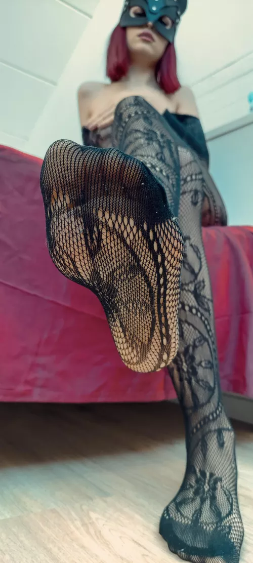 Bow down to me feet 😂💓 by BrattyScarlett01