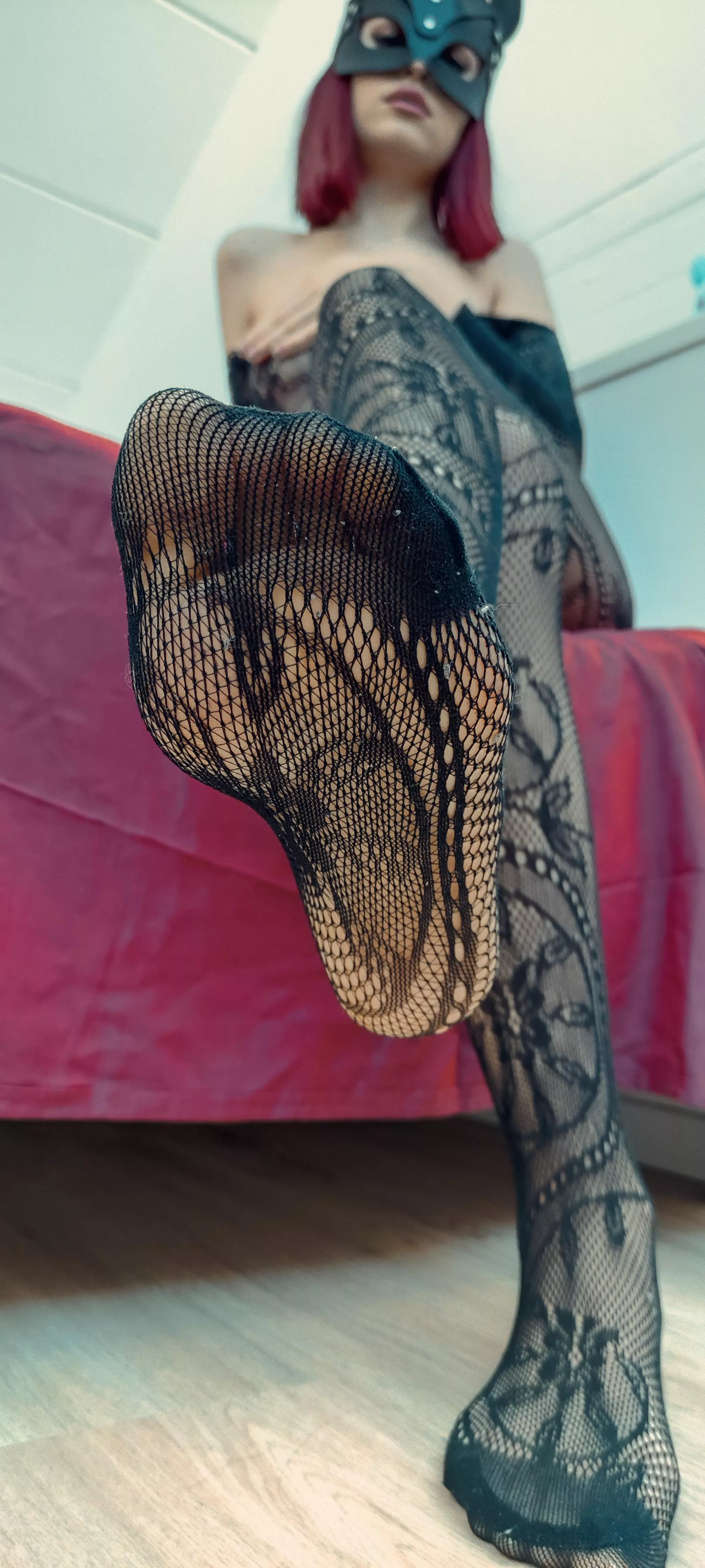 Bow down to me feet 😂💓 posted by BrattyScarlett01