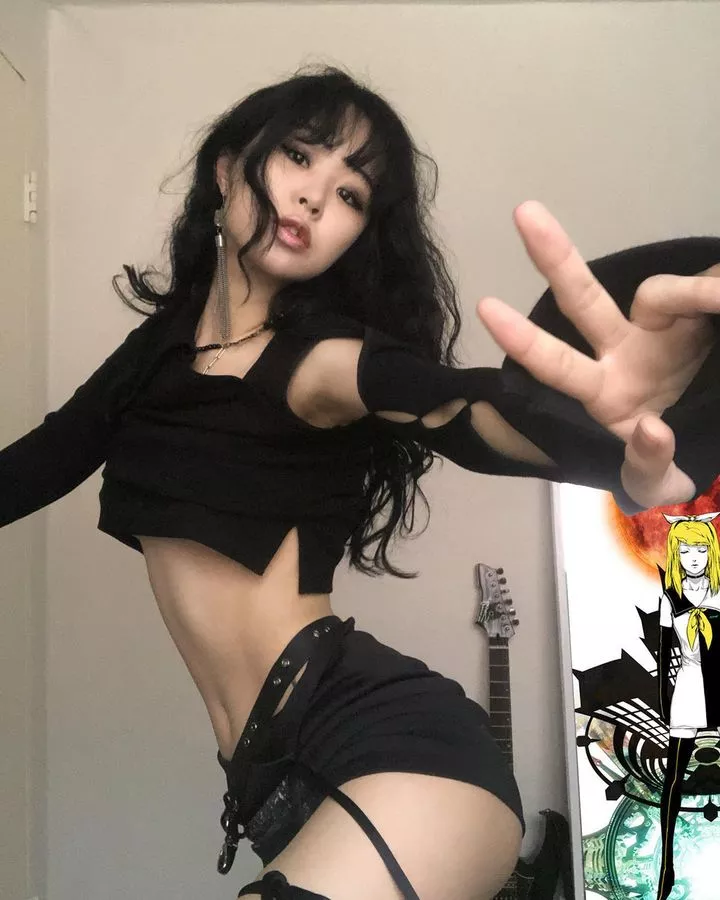 Dynamic pose posted by BinaryBoySlut