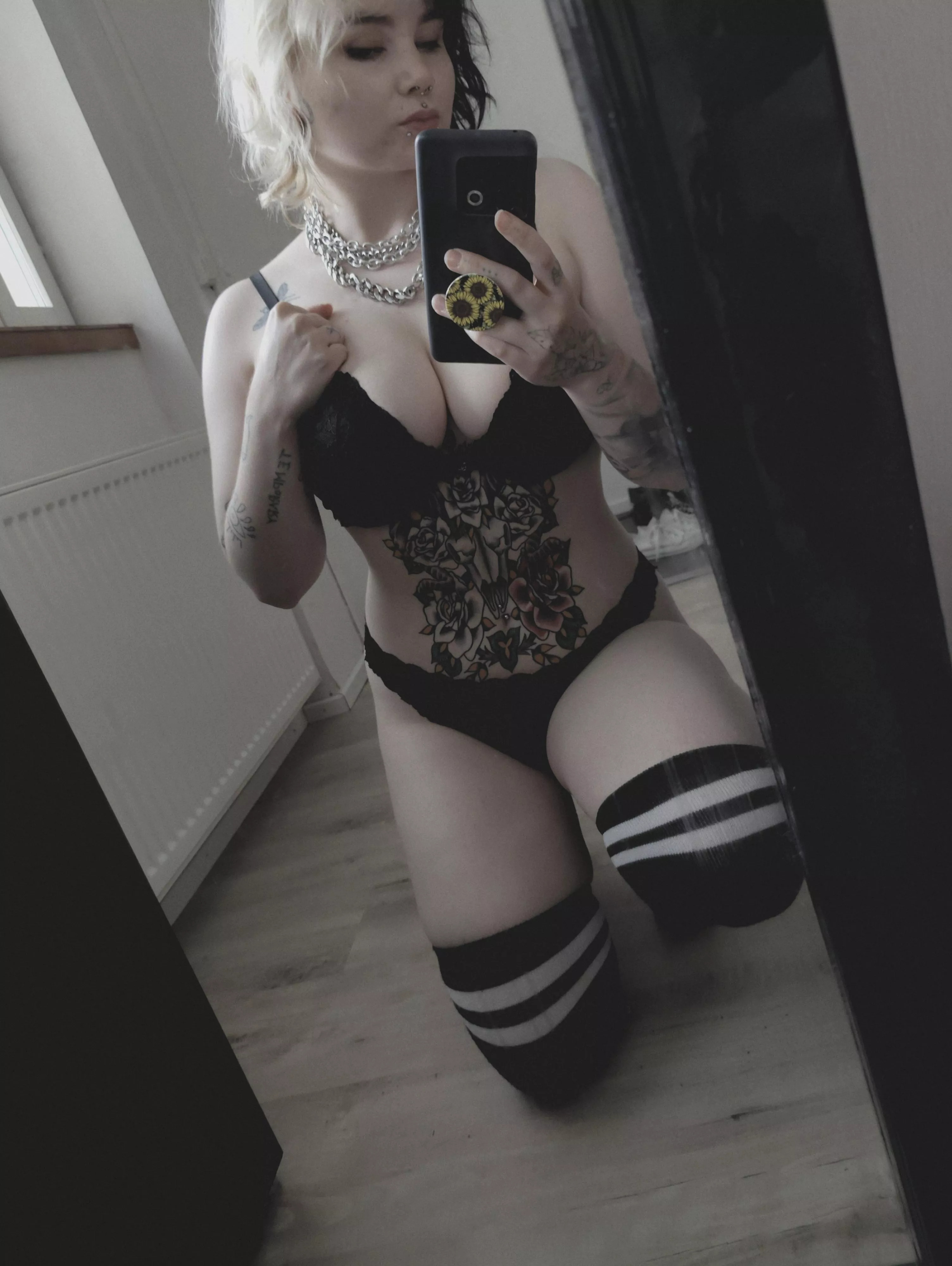 hows your night going? 😘 posted by RKLiz